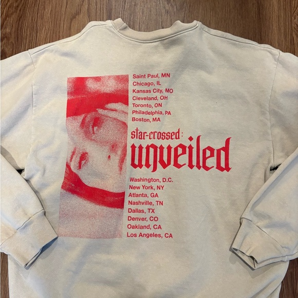 Kacy Musgraves Cream Sweatshirt with Red Graphic "star-crossed: unveiled" - Picture 2 of 7